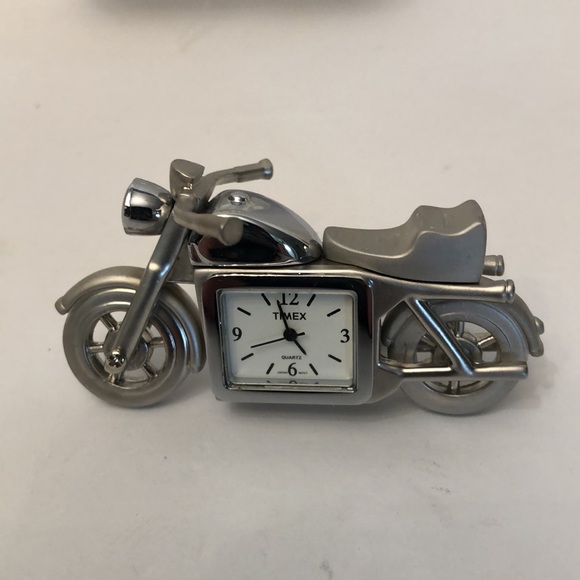 TIMEX COLLECTIBLE SILVER MOTORCYCLE MINI CLOCK DESK - Picture 3 of 7